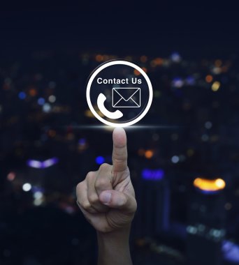 Telefon ve posta kutsal kişilerin resmi düğme üzerinde bulanık ışık basarak el 