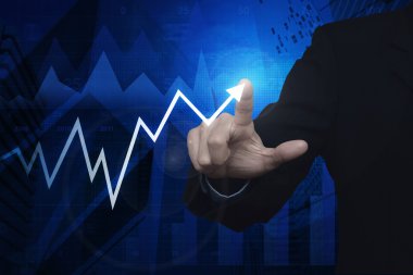 Ok iş grafik ve grafik harita üzerinde işaret eden işadamı 