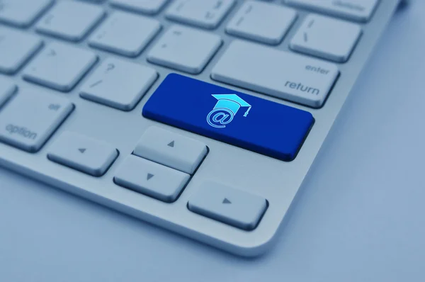Icono de aprendizaje electrónico en el botón de teclado de la computadora moderna, Estudio en línea — Foto de Stock