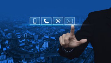 Tuşuna basarak işadamı, cep telefonu, telefon ve düğmesi e-posta