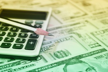 Kalem ve Doları banknot para, finans kavramı hesap makinesi