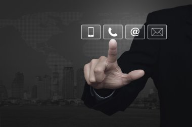 Tuşuna basarak işadamı, cep telefonu, telefon ve düğmesi e-posta
