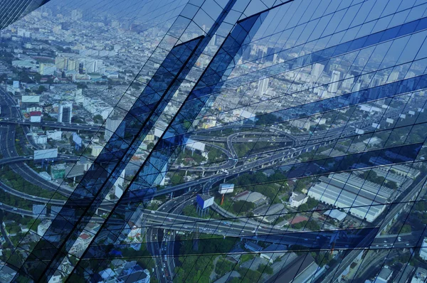 Reflejo de la vista aérea de la autopista del paisaje urbano y la carretera en wi —  Fotos de Stock