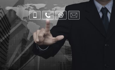 Tuşuna basarak işadamı, cep telefonu, telefon ve düğmesi e-posta