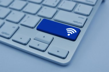 Wi-fi kutsal kişilerin resmi üstünde modern bilgisayar klavye düğme, teknoloji ve içinde