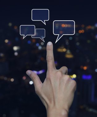 Üzerinde bulanıklık ışıklı el noktasına sosyal sohbet işareti ve konuşma kabarcıklar