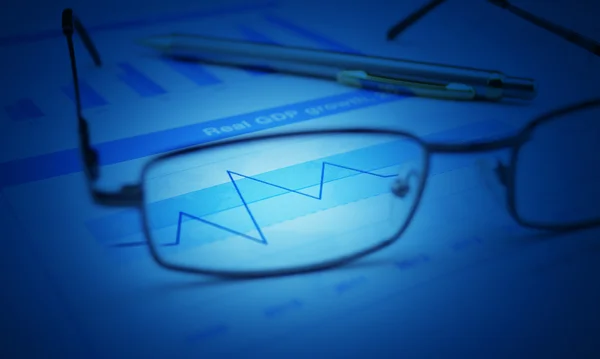 안경 및 펜 블루 금융 차트와 그래프, 블루 톤, 수 — 스톡 사진