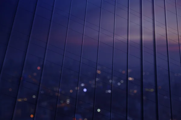 Reflejo de vista aérea borrosa de paisaje urbano con puesta de sol de luz cálida — Foto de Stock