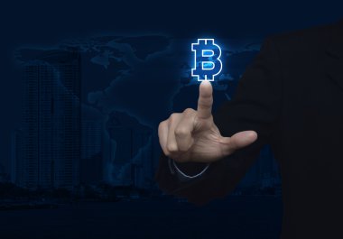Bitcoin simge harita ve şehir arka plan üzerinde basarak işadamı, 