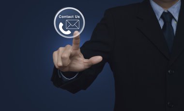 Telefon ve posta kutsal kişilerin resmi düğme üzerinde mavi ba basarak işadamı