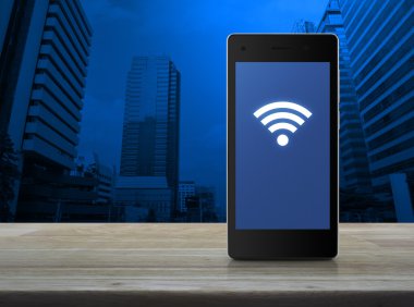Ahşap sekmesinde modern akıllı telefon ekranında kablosuz bağlantı simgesi