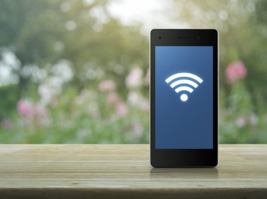 Ahşap sekmesinde modern akıllı telefon ekranında kablosuz bağlantı simgesi