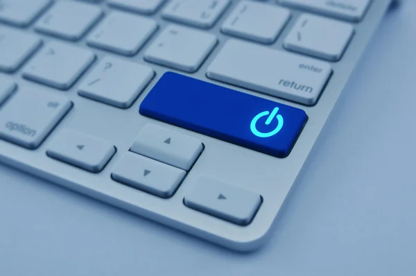 Icono de encendido en el botón de teclado de la computadora moderna, concepto de inicio , — Foto de Stock