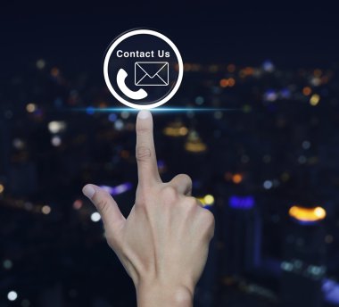 Telefon ve posta kutsal kişilerin resmi düğme üzerinde bulanık ışık basarak el 