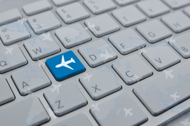 Modern bilgisayar klavye tuş ile dünya haritası üzerinde uçak görüntülenmesi 