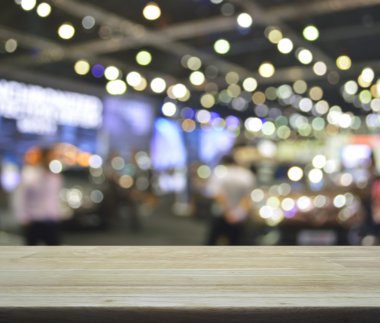 Üzerinde ufuk ışık ve gölge m alışveriş boş ahşap masa