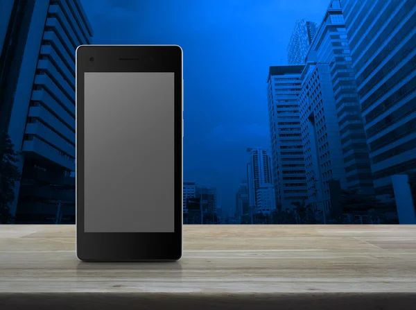 Teléfono inteligente moderno con pantalla gris en blanco en la mesa de madera sobre c — Foto de Stock