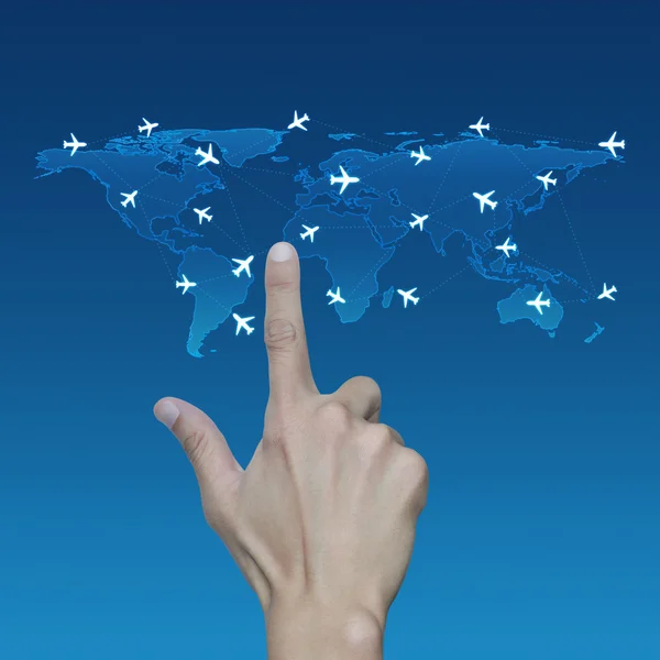 Рука, що натискає на світло-блакитну карту світу з маршрутами польоту літака o — стокове фото