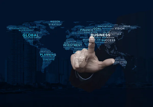 Empresário pressionando palavras de negócios mapa do mundo sobre backgrou da cidade — Fotografia de Stock