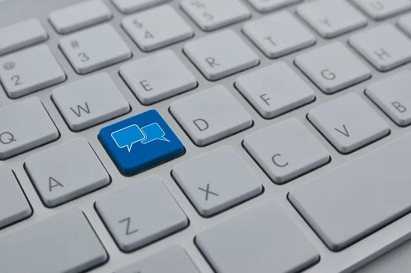 Społecznościowych czat znak i mowy ikona pęcherzyki na keyb nowoczesnego komputera — Zdjęcie stockowe