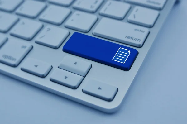 Icono del documento en el botón de teclado del ordenador moderno, Conceder red — Foto de Stock