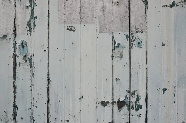 Peeling vernice di colore bianco e verde sulla vecchia parete di legno — Foto Stock