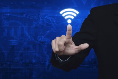 Wi-fi simge harita ve şehir arka plan üzerinde Te basarak işadamı