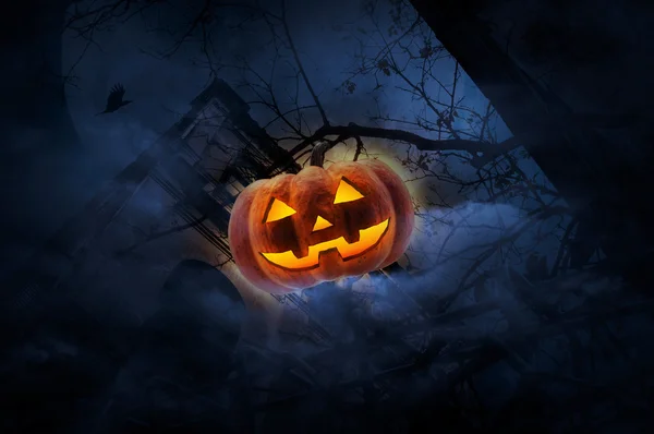 Jack O Lantern dyni przez płot stary, stary zamek, Zmarłe drzewo, — Zdjęcie stockowe