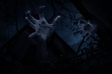 Zombi el dışarı eski grunge kaleden ölü ağaç üzerinde yükselen mo