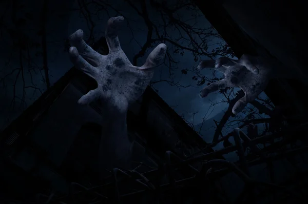 Zombie mão levantando-se do velho castelo grunge sobre a árvore morta, mo — Fotografia de Stock