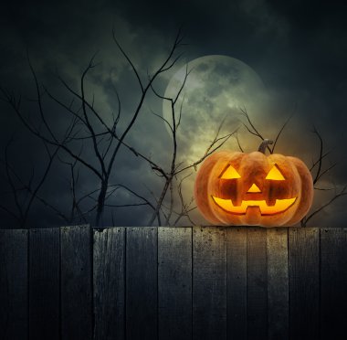 Jack O Lantern kabak ölü ağaçlar, eski ahşap duvarı üzerinde ay ve