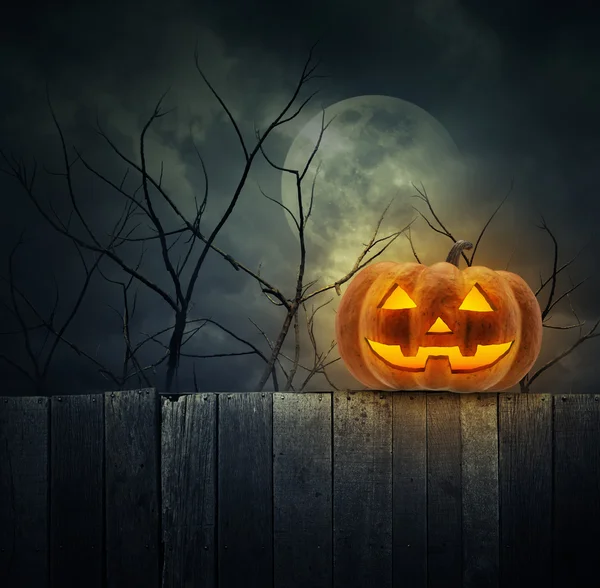 Jack O Lantern tök régi fa falon át halott fa, Hold és — Stock Fotó