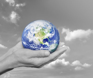 Üzerinde siyah beyaz gökyüzü Earth siyah beyaz eller