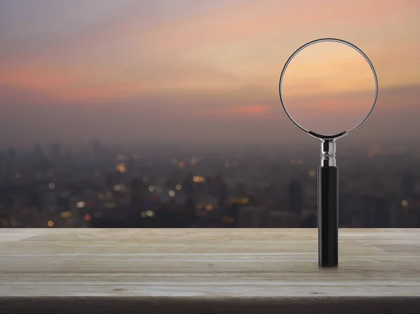 Lupa Sobre Mesa Madera Sobre Desenfoque Paisaje Urbano Sobre Puesta — Foto de Stock