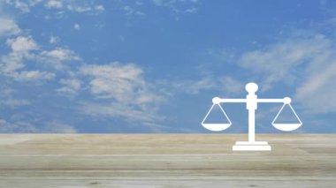 Mavi gökyüzü üzerinde beyaz bulutlu ahşap masa üzerinde hukuk yasası resmi, iş hukuku hizmeti kavramı