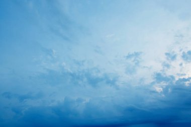 Beyaz bulutlu güzel gün batımı gökyüzü, yaz arkaplanı