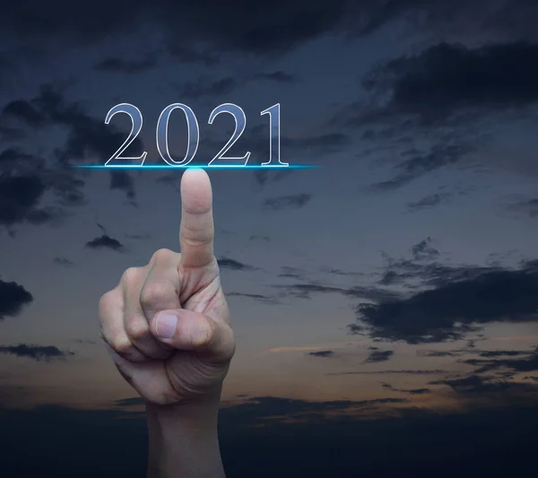 手握2021年的文字在夕阳的天空下 商业快乐的新年2021年的封面概念 — 图库照片