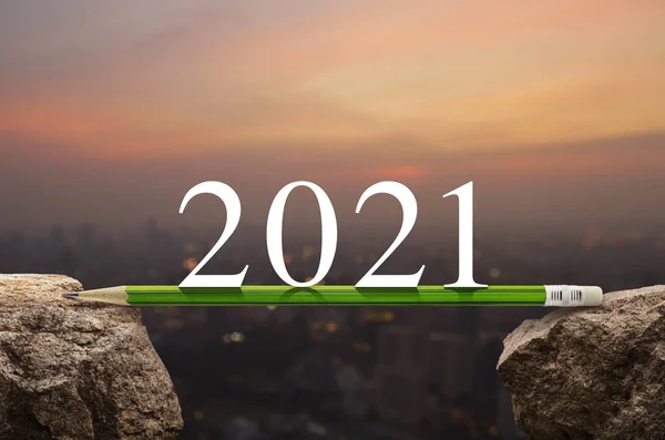 2021 Белый Текст Зеленым Карандашом Скале Над Размытием Городского Пейзажа — стоковое фото