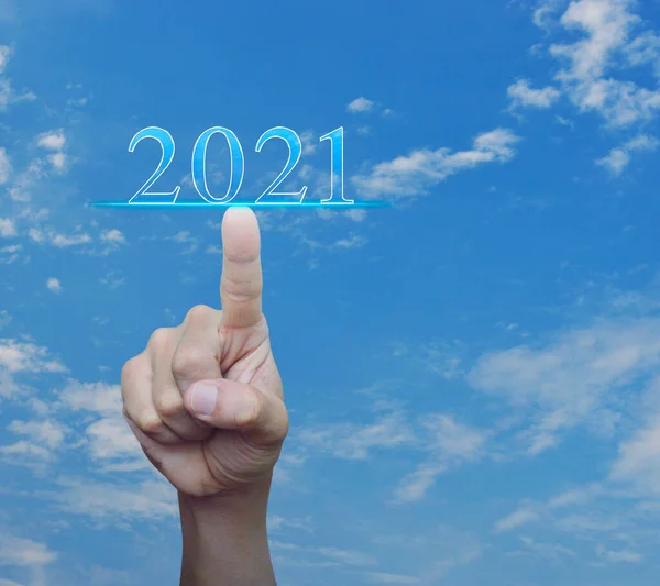 手压2021年青草地上的文字 蓝天白云 生意兴隆2021年的概念 — 图库照片