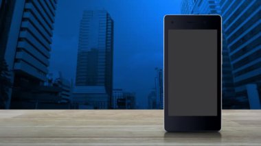 Modern akıllı cep telefonu ekranındaki mikrofon yassı simge ofis kulesi ve gökdelen üzerinde ahşap masa, iş iletişimi online konsept
