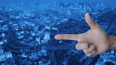 Modern şehir kulesi, sokak, ekspres yol ve gökdelen, teknoloji iletişim konsepti üzerinde parmak üstüne belge simgesi
