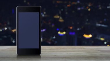 Modern akıllı cep telefonu ekranındaki yassı simge ahşap masanın üzerinde bulanık renkli şehir kulesi ve gökdelen, iş hukuku hizmetleri online konsepti