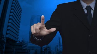 İş adamı, modern ofis kulesi ve gökdelen üzerine kalkan düz ikon ile çapraz forma giriyor, iş sağlığı ve sağlık sigortası kavramı
