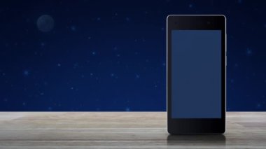 Modem akıllı cep telefonu ekranında, fantezi gece gökyüzü ve ay, iş güvenliği ve güvenlik online konsepti üzerine kurulu kapalı devre kamera ikonu.