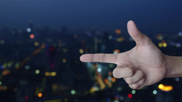 ギフトボックス幸せな新年2021フラットアイコン上の指の上にぼやけたカラフルな夜の光現代都市の塔と超高層ビル ビジネスショッピングオンラインコンセプト — ストック動画