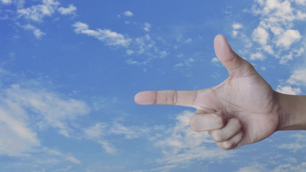 白い雲と青空の上に指にレストランクロッシュフラットアイコン ビジネスフードデリバリーオンラインコンセプト — ストック動画