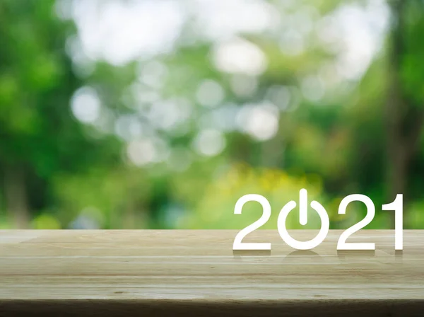 2021 Iniciar Negocio Icono Plano Mesa Madera Sobre Desenfoque Árbol — Foto de Stock