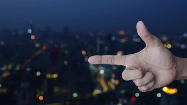 Rengarenk gece lambası, modern ofis kulesi ve gökdelen, iş yeri sigortası ve güvenlik konsepti üzerine simgesi olan el basımı ev.