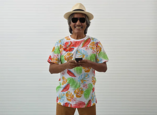 Szczęśliwy Starszy Podróżnik Azjatycki Mężczyzna Letniej Koszuli Słomkowy Kapelusz Okulary — Zdjęcie stockowe