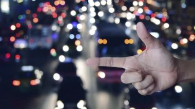 Soru işareti simgesi parmak üzerine düz simge. Bulanık renkli gece lambası şehir yolu üzerinde arabalar, iş dünyası müşteri hizmetleri ve destek kavramı.
